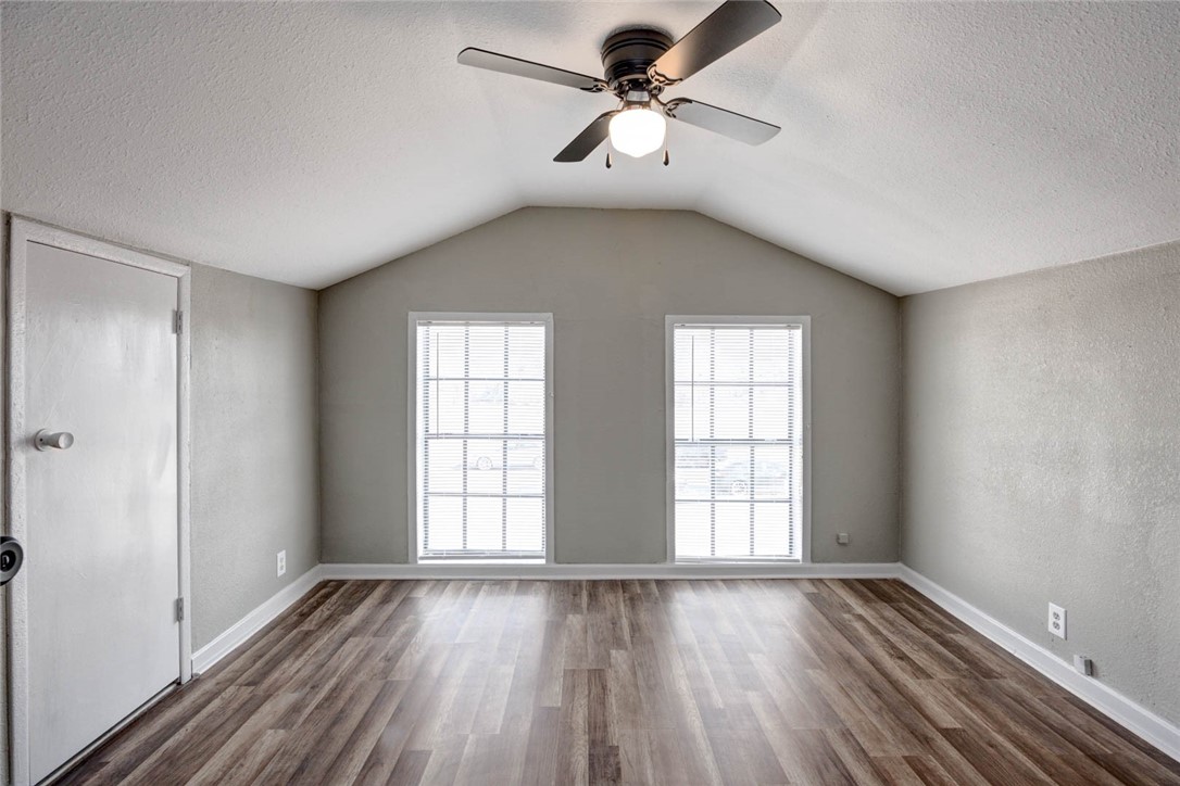 106 W Avenue E Property Photo 21
