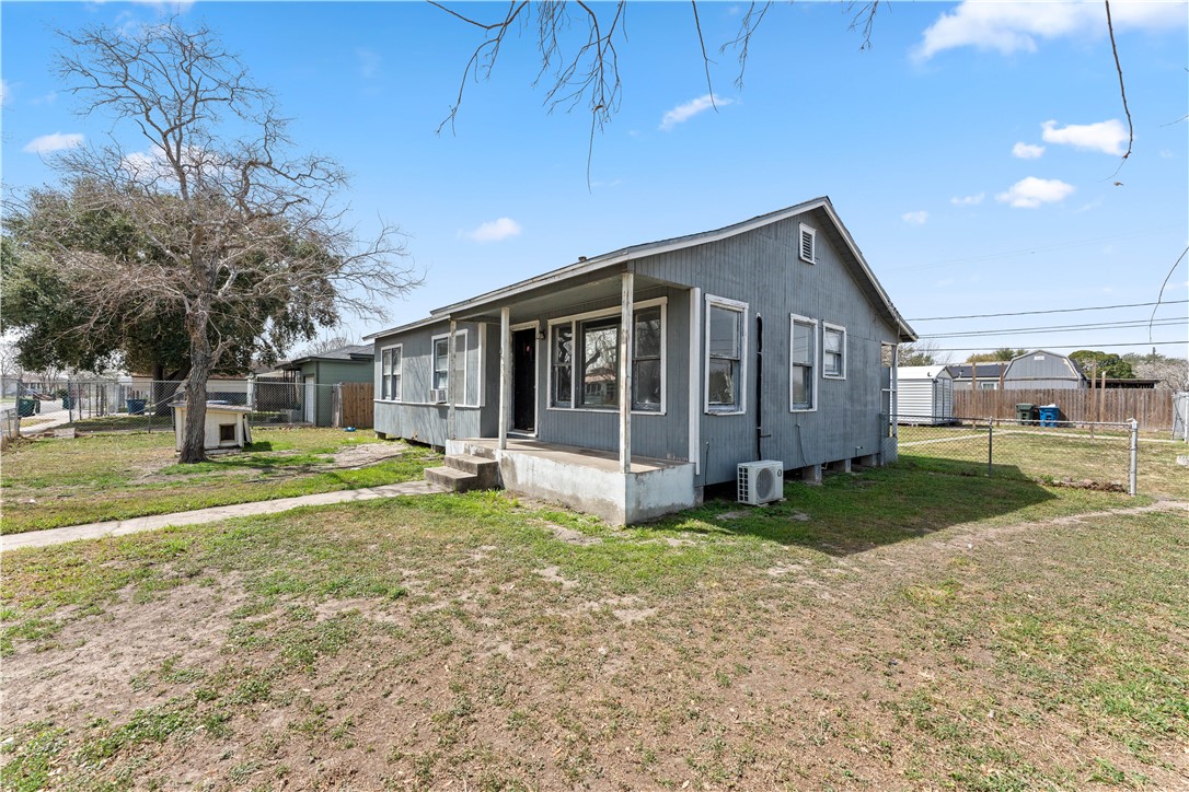 4301 Brentwood Dr Property Photo 2