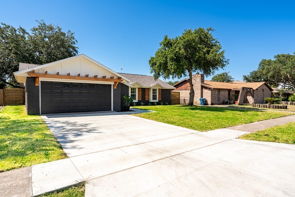 2204 Live Oak Property Photo 2