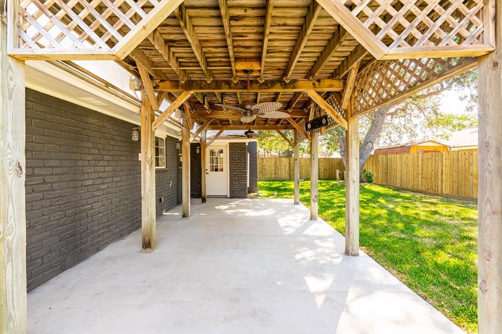 2204 Live Oak Property Photo 4