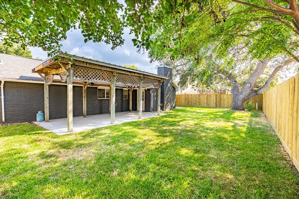 2204 Live Oak Property Photo 5