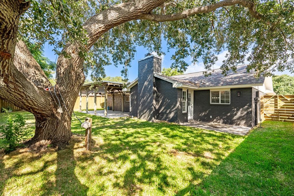 2204 Live Oak Property Photo 6