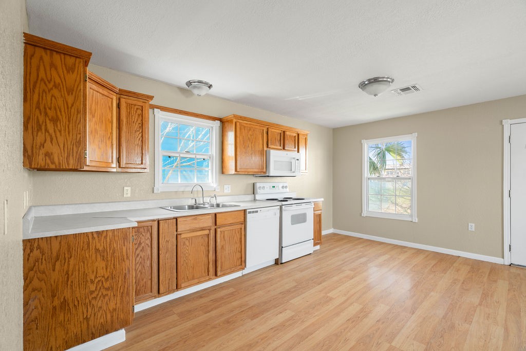 1308 S Live Oak St Property Photo 10