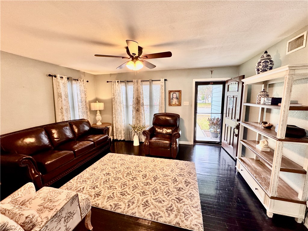 3905 Harris Dr Property Photo 3