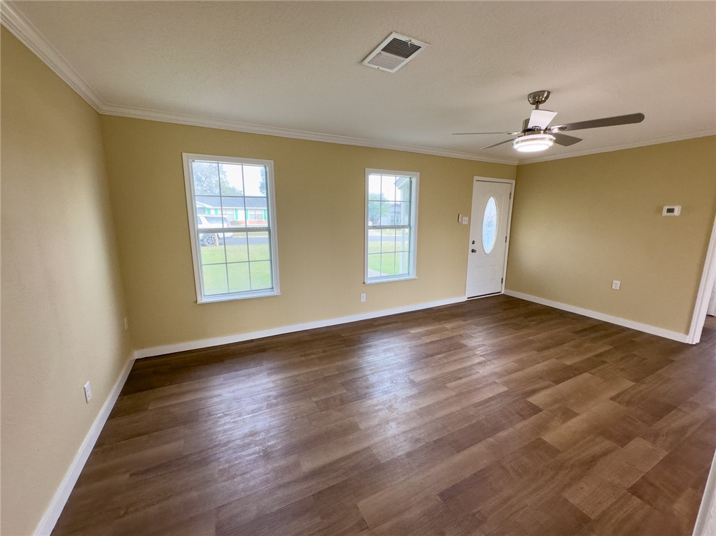 1404 E Bowie St Property Photo 3