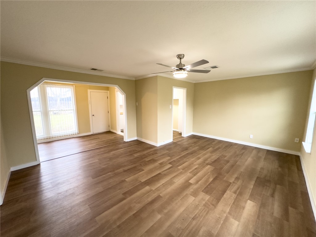 1404 E Bowie St Property Photo 4