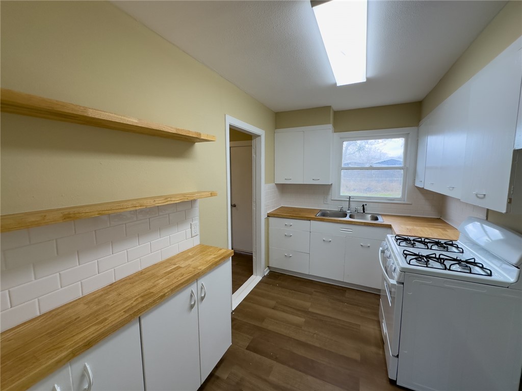 1404 E Bowie St Property Photo 6
