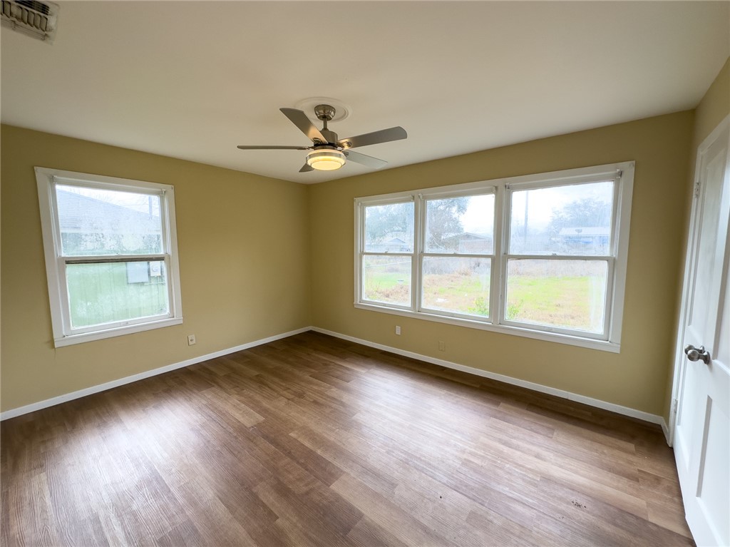1404 E Bowie St Property Photo 9
