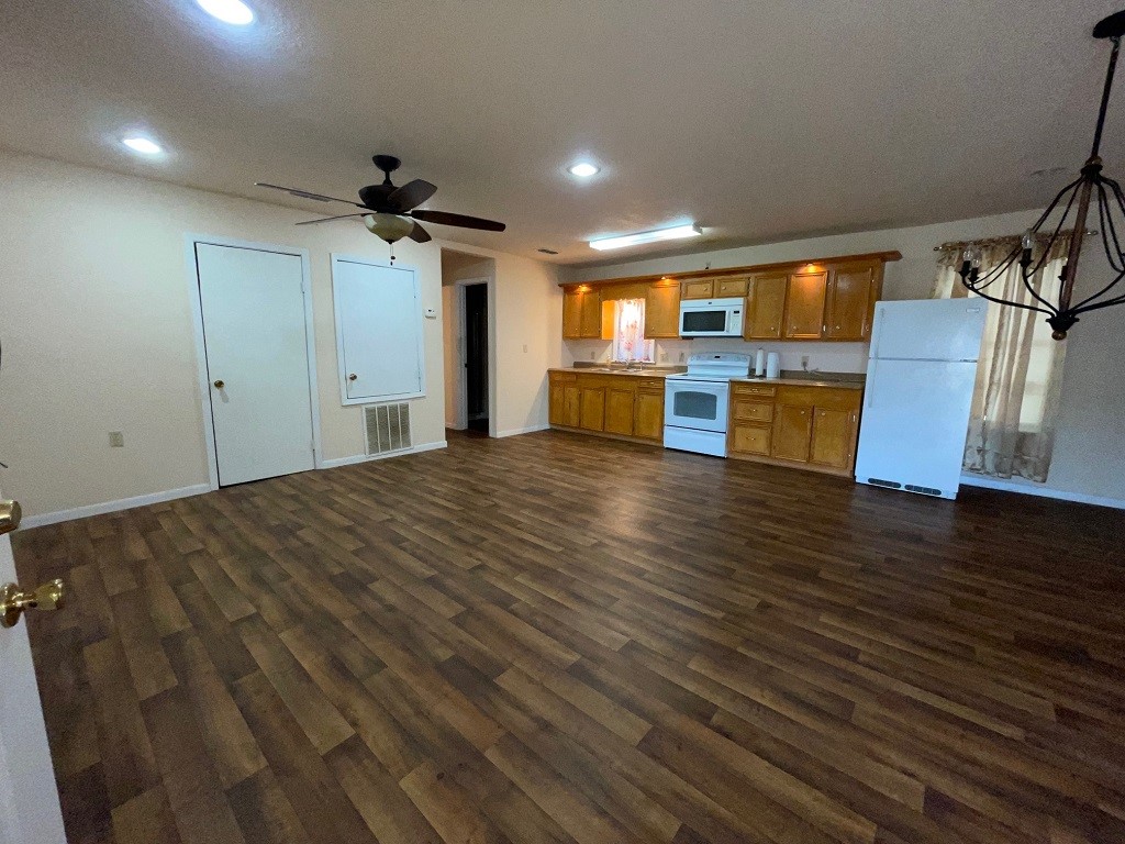 201 E Gruy St Property Photo 8
