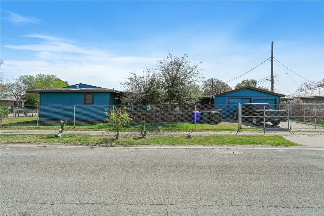 3901 Pyle Dr Property Photo 4