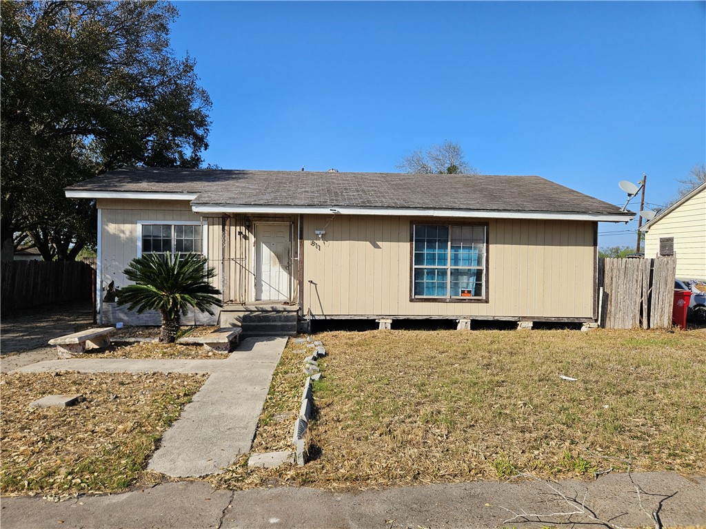 811 E Avenue D Property Photo 1