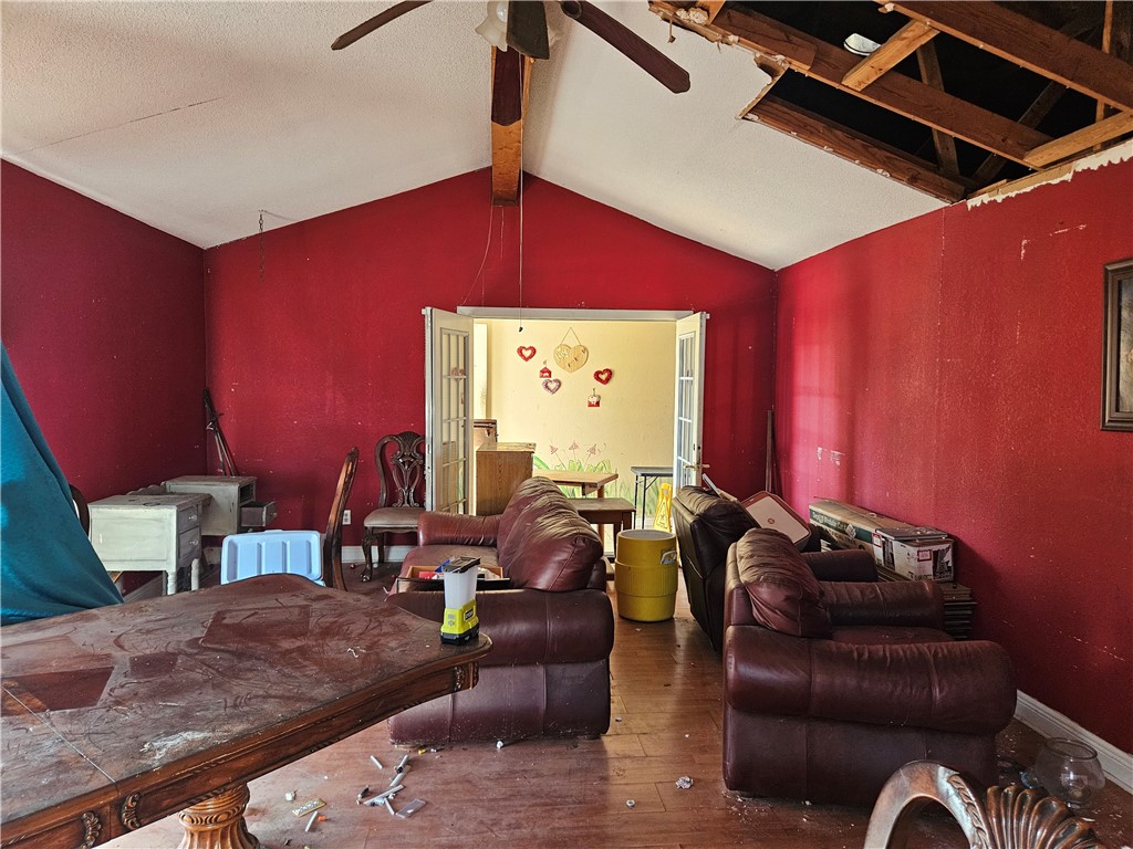 811 E Avenue D Property Photo 4