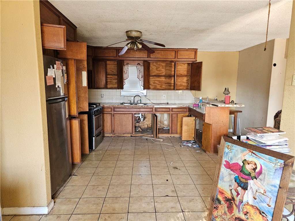 811 E Avenue D Property Photo 5
