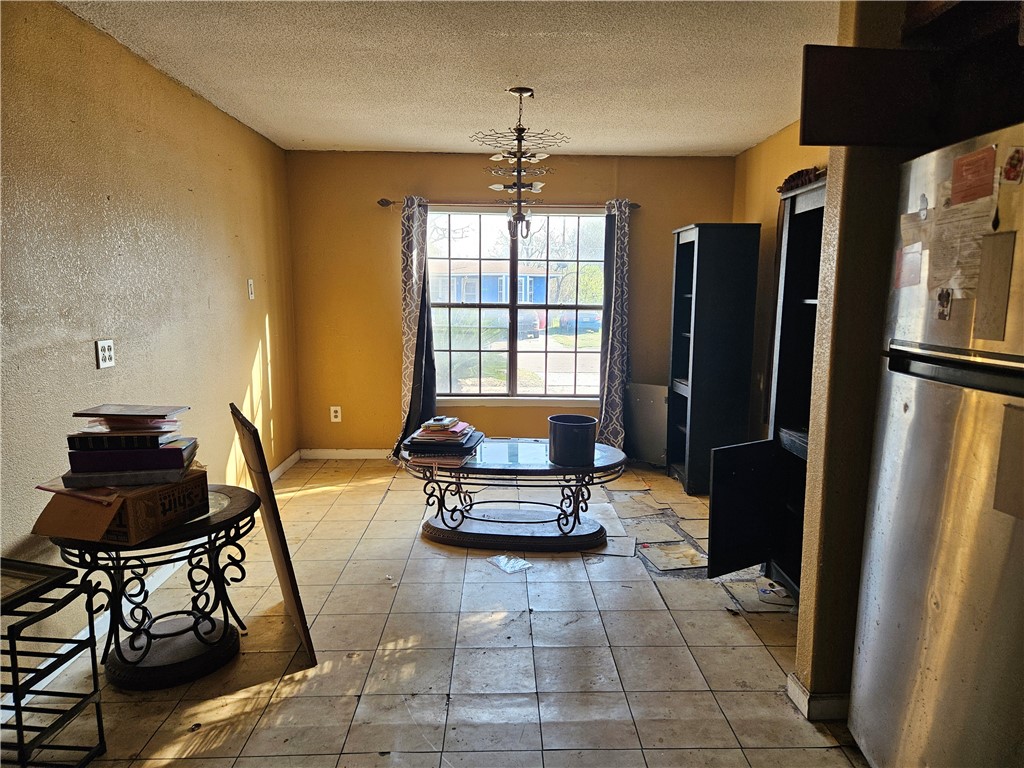 811 E Avenue D Property Photo 6
