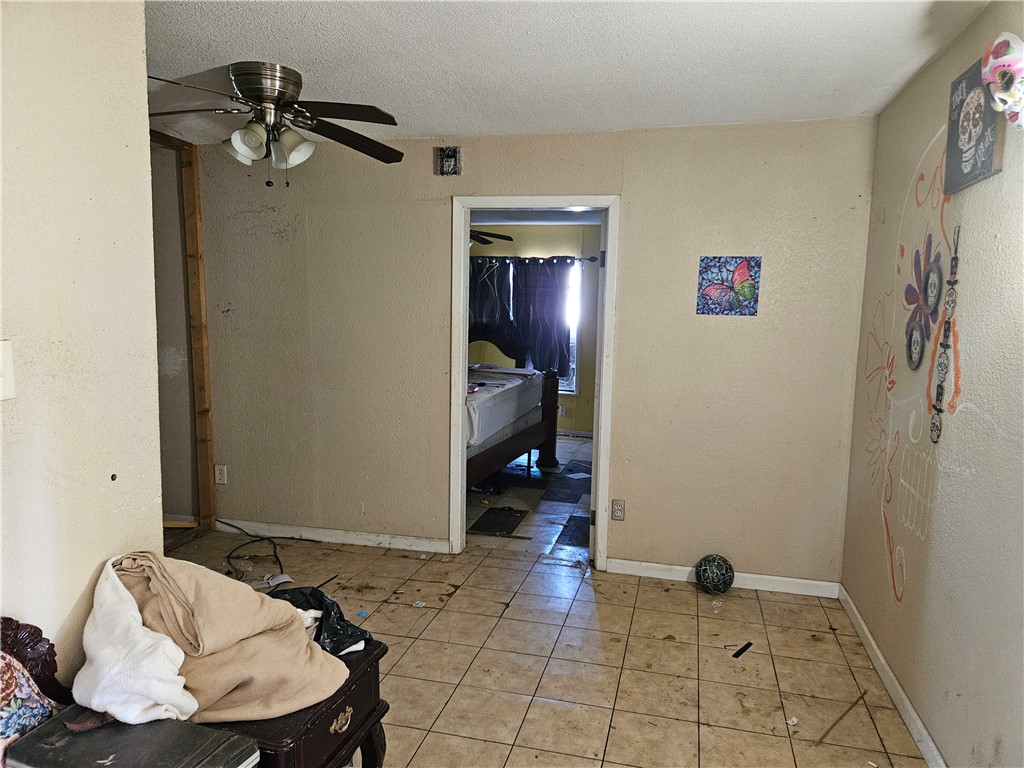 811 E Avenue D Property Photo 7