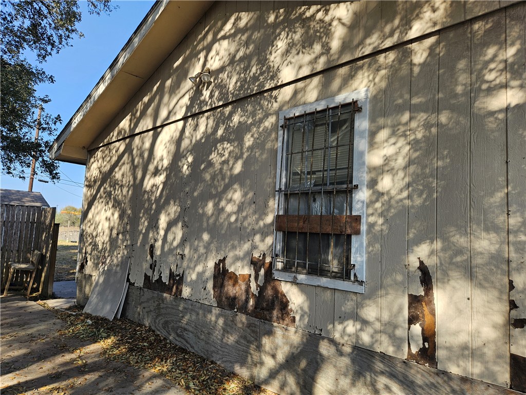 811 E Avenue D Property Photo 24