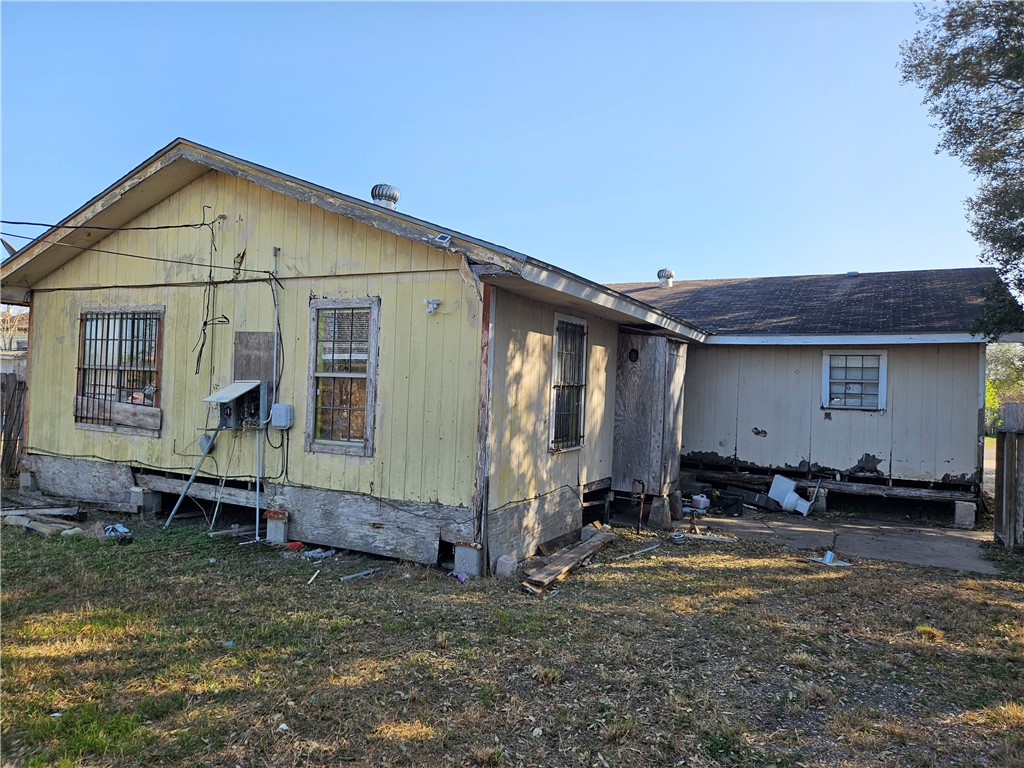 811 E Avenue D Property Photo 26