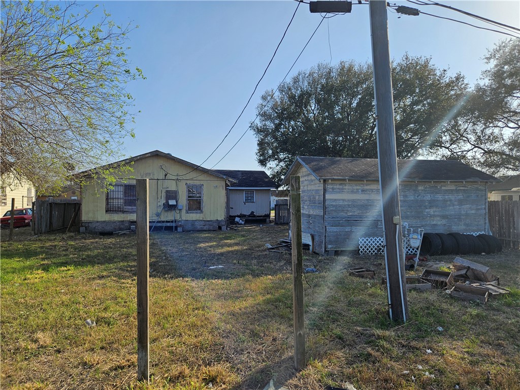 811 E Avenue D Property Photo 27