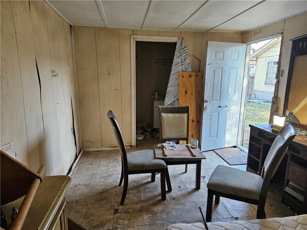 811 E Avenue D Property Photo 30