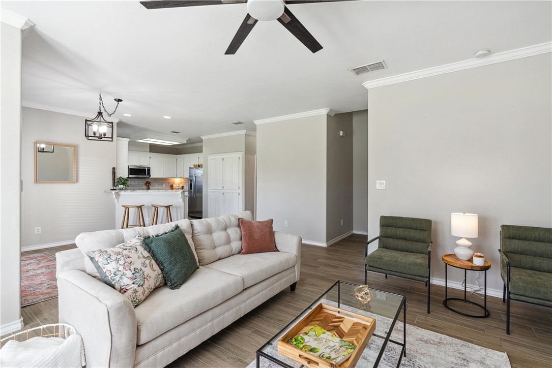 8222 Mima Property Photo 14