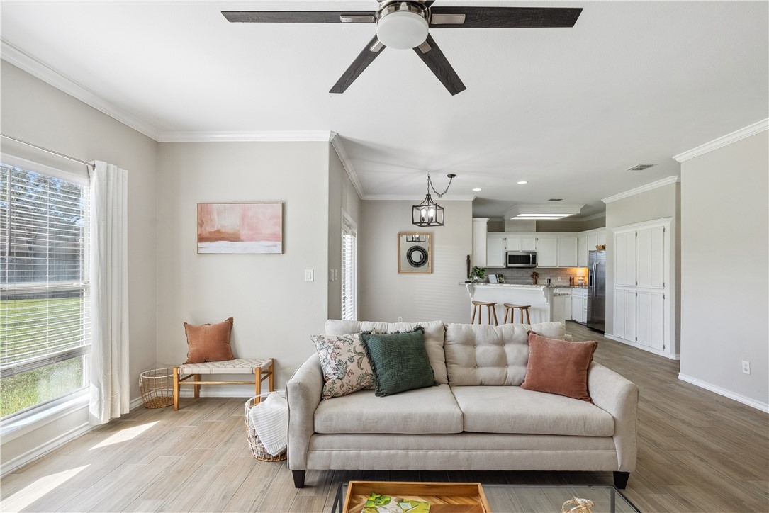 8222 Mima Property Photo 15