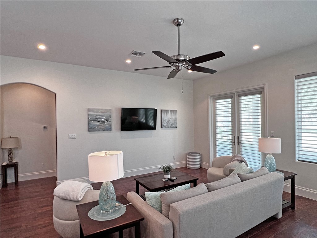 1303 Villas Dr Property Photo 7