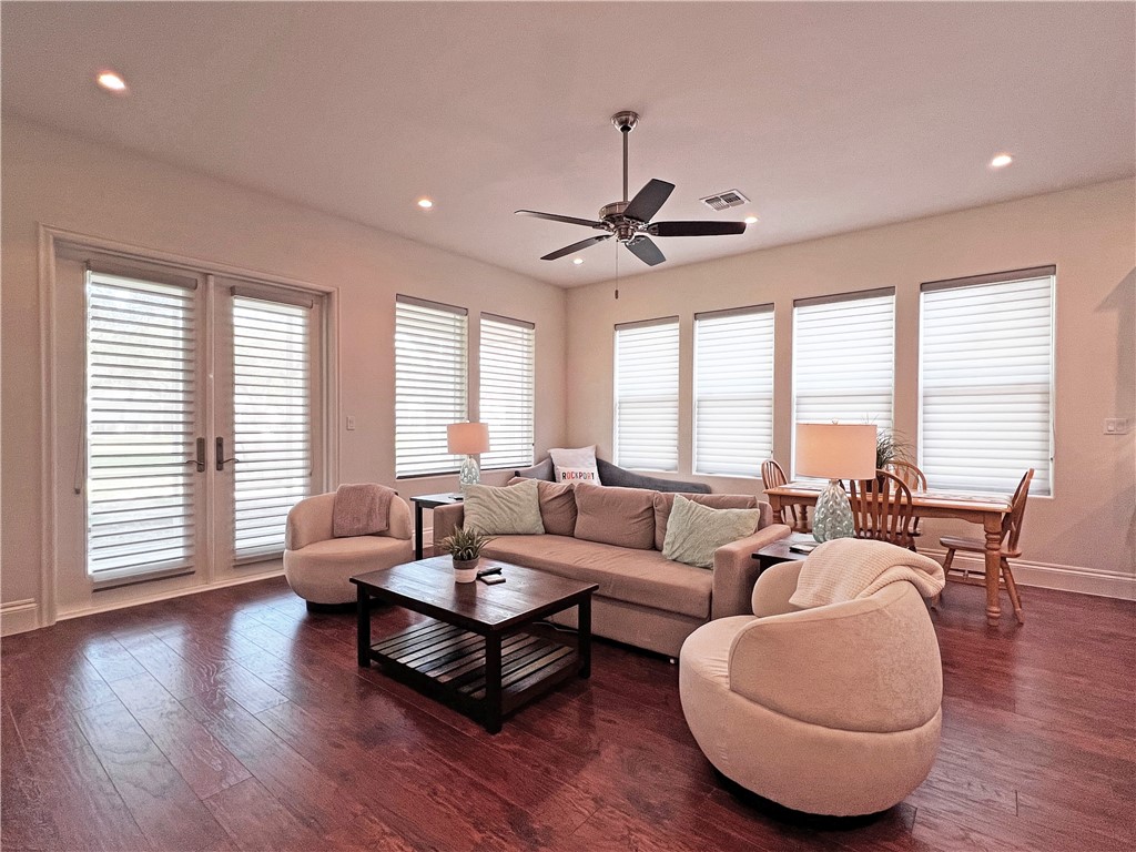 1303 Villas Dr Property Photo 9