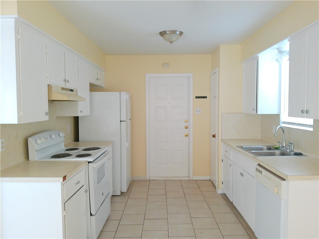 2206 Dorchester Dr Property Photo 4