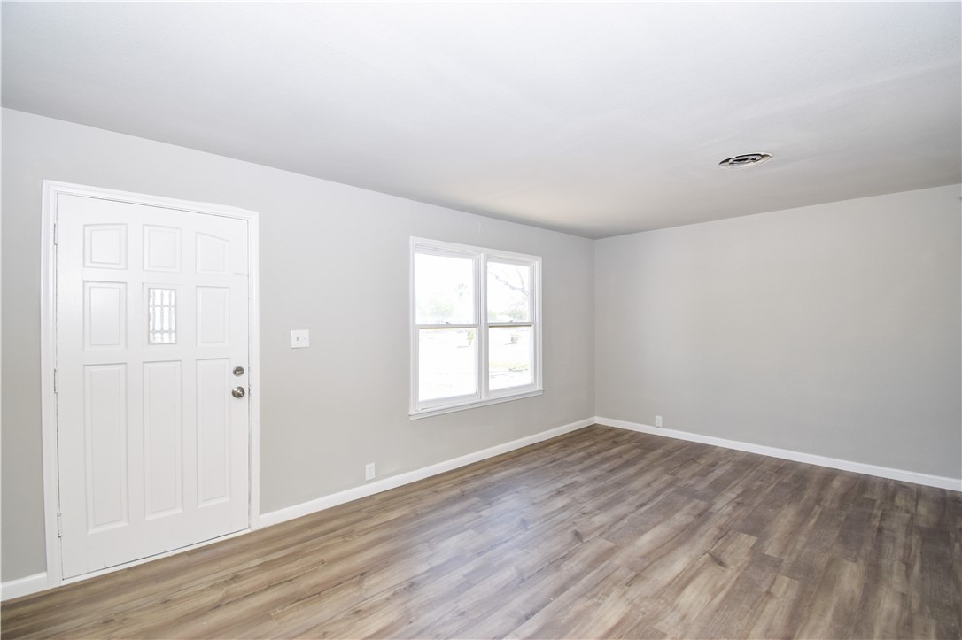 3605 Poplar St Property Photo 4