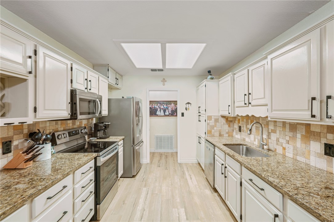 4334 Aspen Grove Dr Property Photo 8