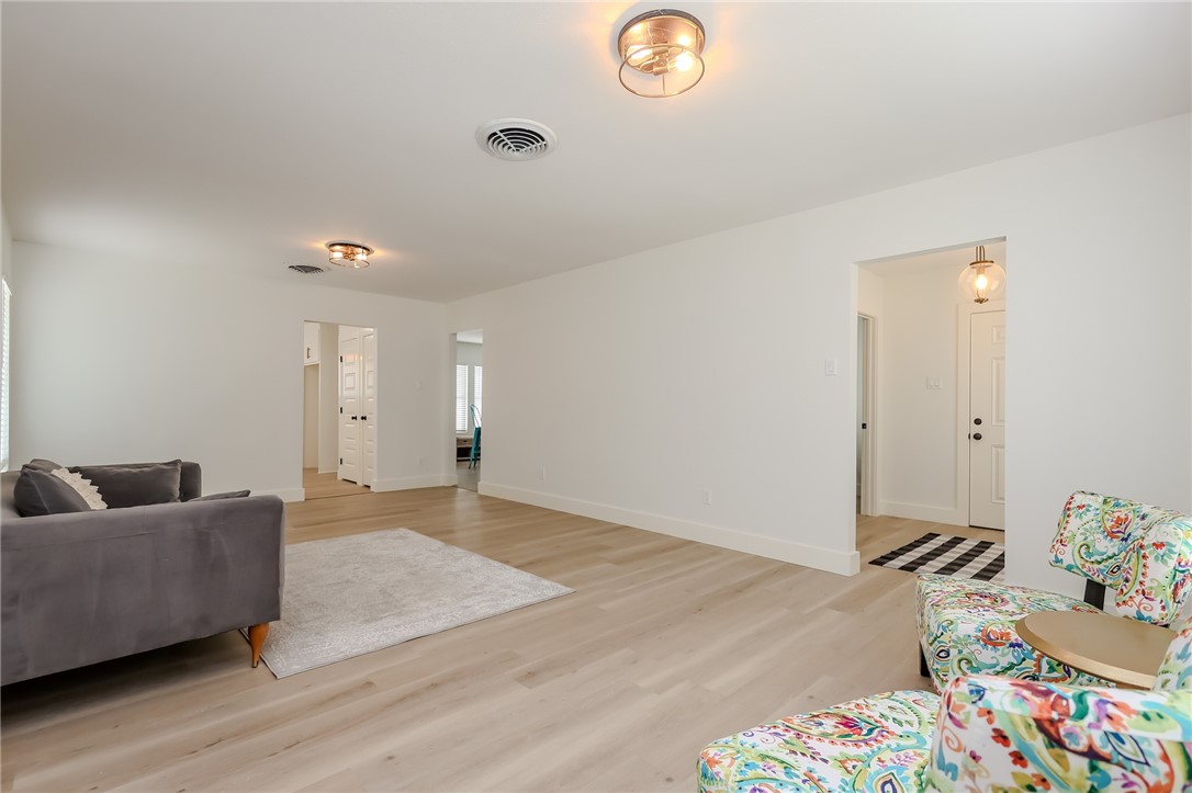530 Indiana Ave Property Photo 3