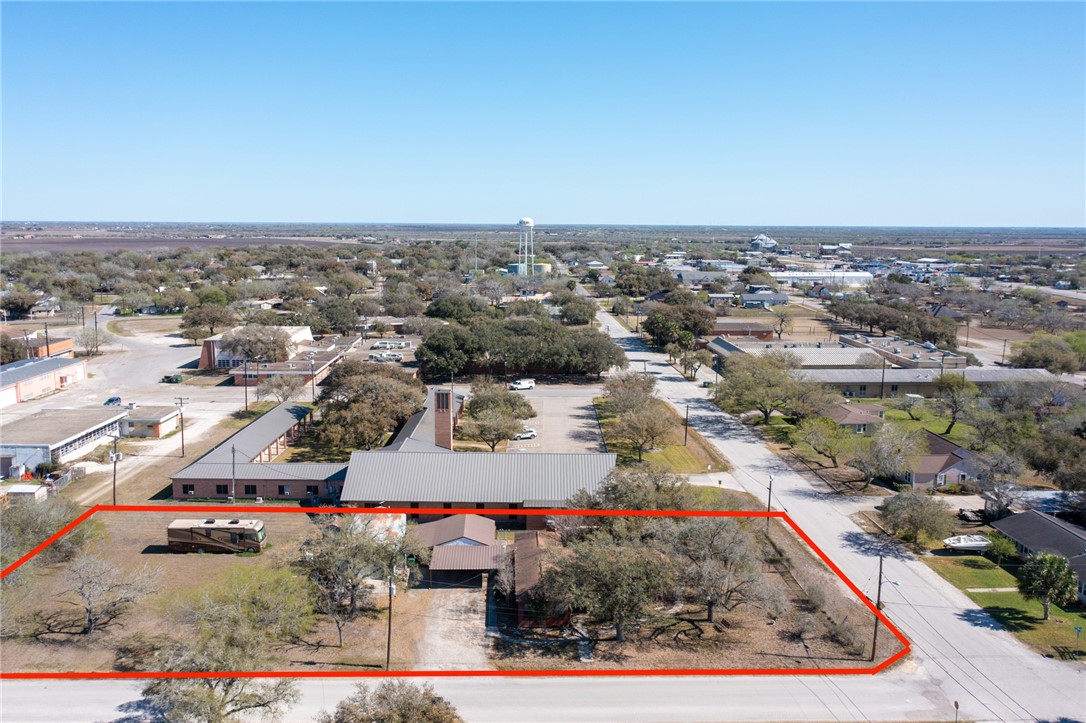 404 Louise St Property Photo 3