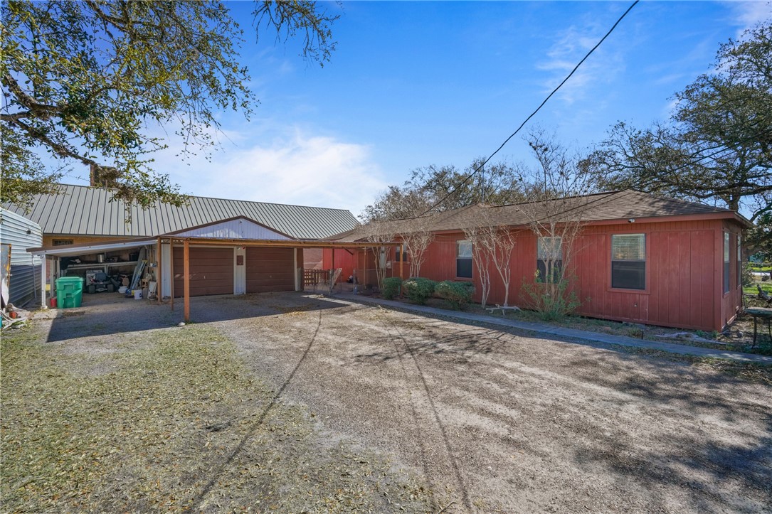 404 Louise St Property Photo 4