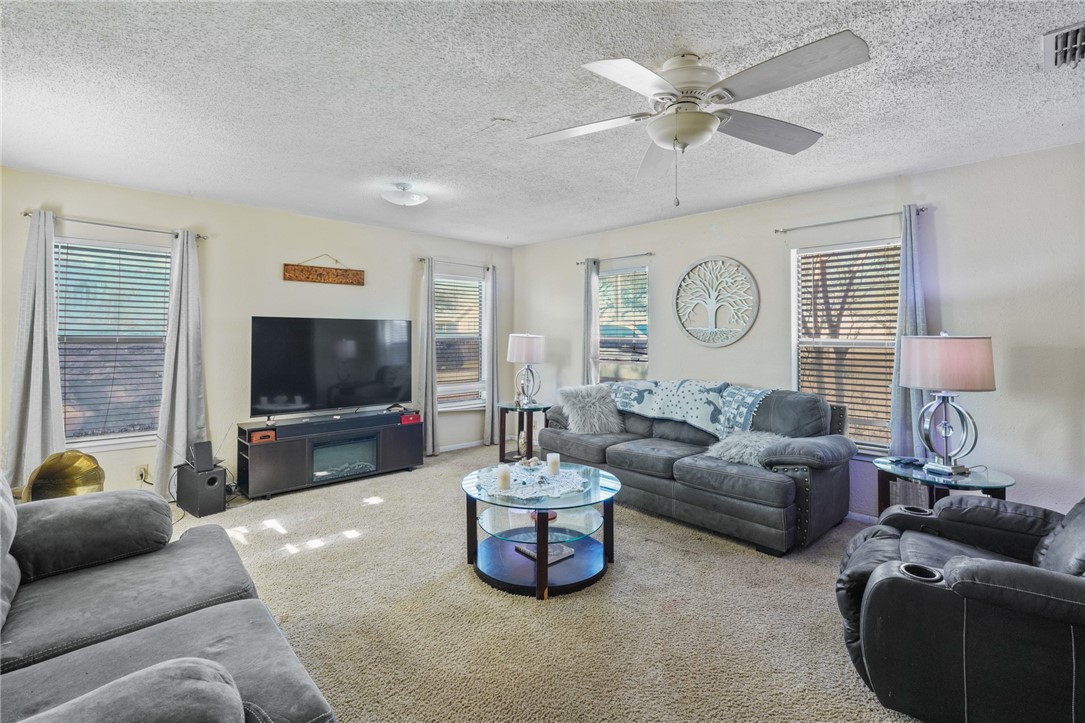 404 Louise St Property Photo 5