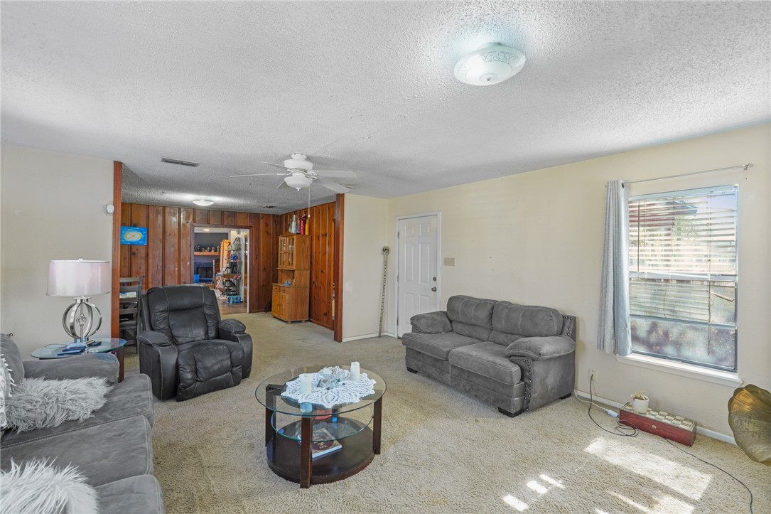 404 Louise St Property Photo 7