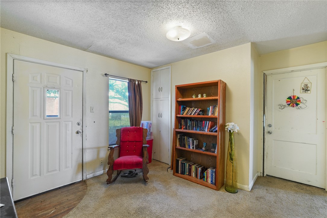 404 Louise St Property Photo 13