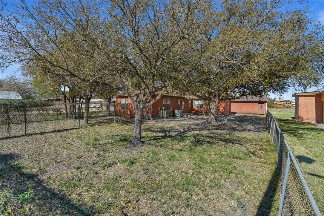 404 Louise St Property Photo 18