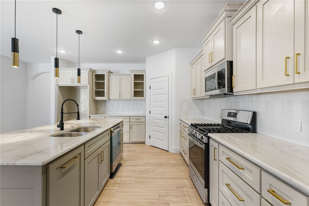 414 Clifford St Property Photo 6
