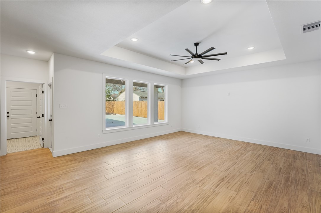 414 Clifford St Property Photo 8