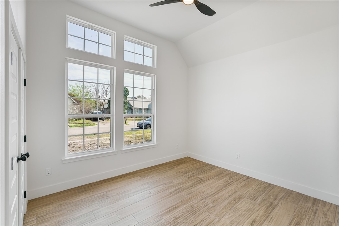 414 Clifford St Property Photo 9