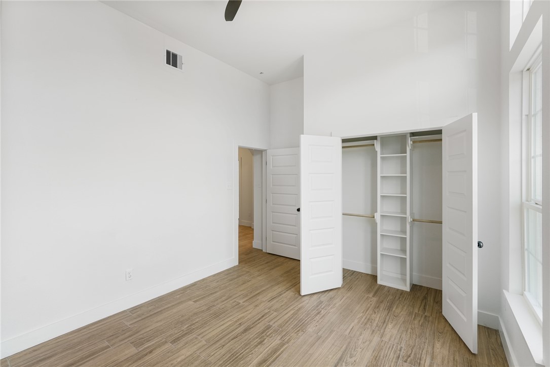 414 Clifford St Property Photo 11