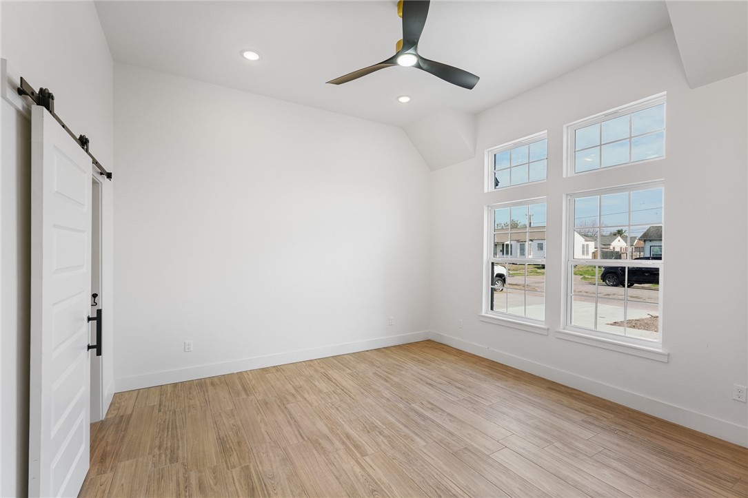 414 Clifford St Property Photo 15