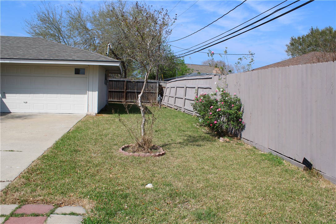 1042 Pyramid Dr Property Photo 24