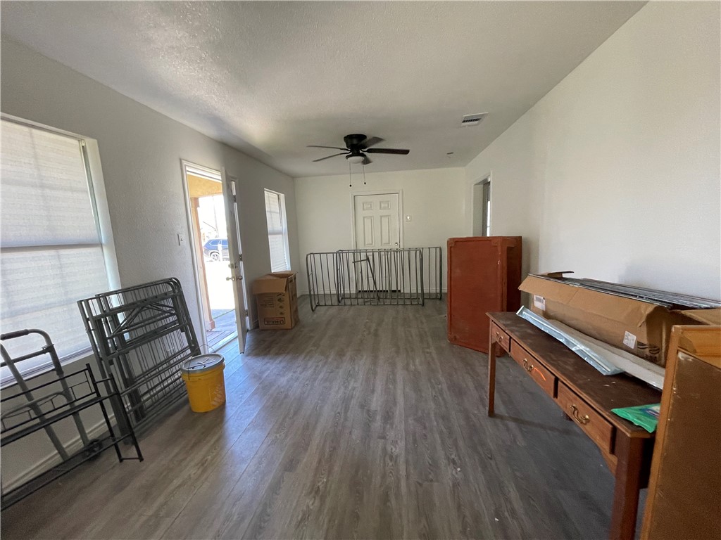 2745 Tarlton St Property Photo 6