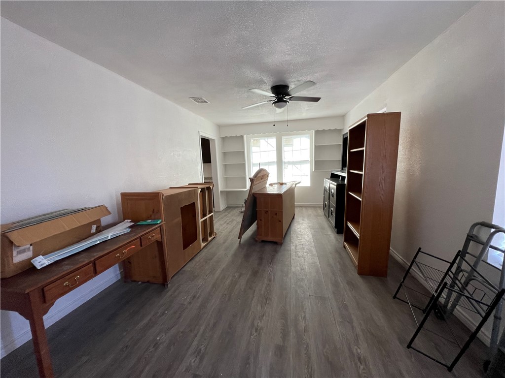 2745 Tarlton St Property Photo 7