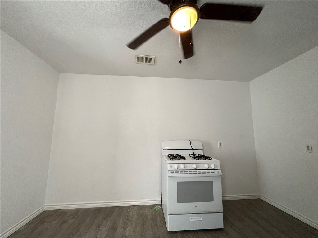 2745 Tarlton St Property Photo 9