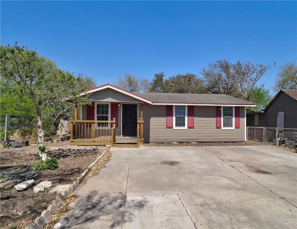 813 Martinez St Property Photo 3