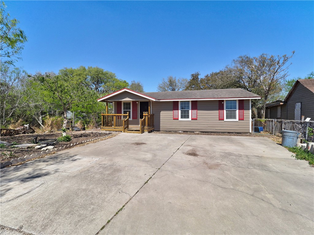 813 Martinez St Property Photo 4