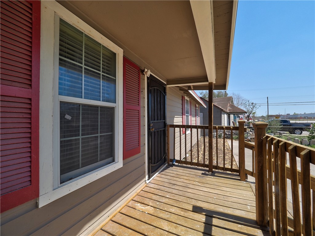 813 Martinez St Property Photo 5