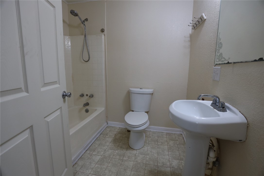 639 N Commercial St Property Photo 12